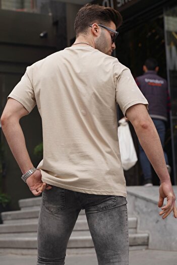 Madmext Ανδρικό T-shirt με λαιμόκοψη 6115 με κανονική εφαρμογή σε μπεζ σχέδιο
