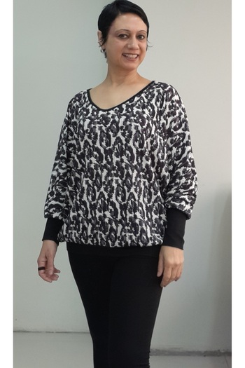 Mertcan Butik Black Ecru Smoked Print V-Neck Skirt Long Sleeve Pleated Viscose T-Shirt with Sleeves Cuffs