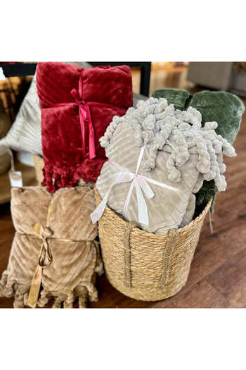 Homelux Emma pled with handmade tassels, 130x160 cm, fleece look, beige