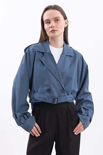 Hatun Atila Oversize Kısa Kruvaze Kesim Kemerli Trençkot - Mavi
