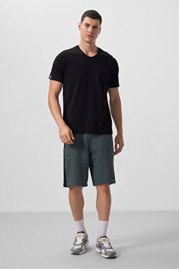TOMMY LIFE Μαύρο Basic κοντομάνικο ανδρικό μπλουζάκι με λαιμόκοψη V - 87912
