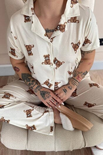Pijamaevi Beige Teddy Desenli Bambu Önden Düğmeli Kısa Kol Pijama Takımı