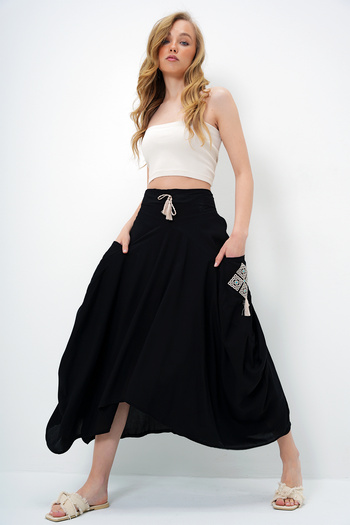 Trend Alaçatı Stili Women's Black Embroidered Double Pocket Baggy Cut Woven Skirt Alc-X11801