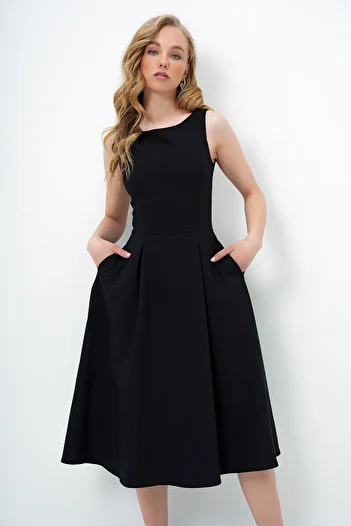 Trend Alaçatı Stili Rochie neagră pentru femei, cu gât de barcă, cu cusături, lungime midi, căptușită, evazată ALC-X13975