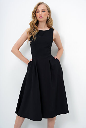 Trend Alaçatı Stili Rochie neagră pentru femei, cu gât de barcă, cu cusături, lungime midi, căptușită, evazată ALC-X13975