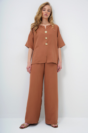 Trend Alaçatı Stili Women Caramel V Neck Metal Gold Button Detail Aerobin Blouse and Pant Bottom Top Set Alc-X14122