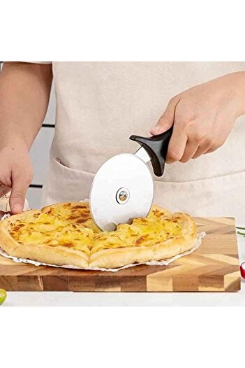 STOREMAX Polysight Pizza Cutter, Pizza Roulette - 10 cm Diameter - Roulette Cutter - Dough Roulette - Pizza Knife, Black