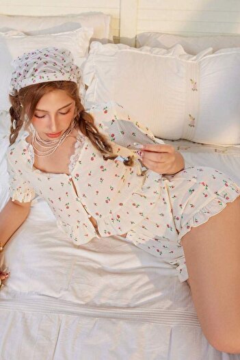 BELLA NOTTE Çiçek Baskılı Dantel Detaylı Fırfırlı Pijama Takımı