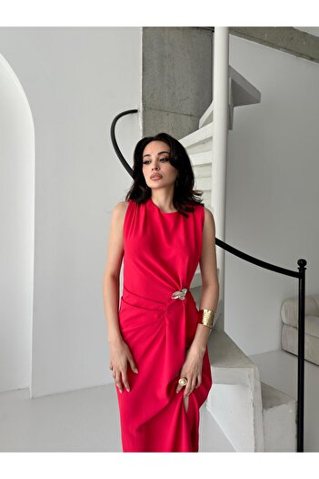 Serica Moda Kırmızı Tokalı Pile Detaylı Kolsuz Elbise