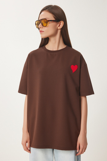 Happiness İstanbul Braunes Damen-T-Shirt mit Herz-Stickerei ZV00299