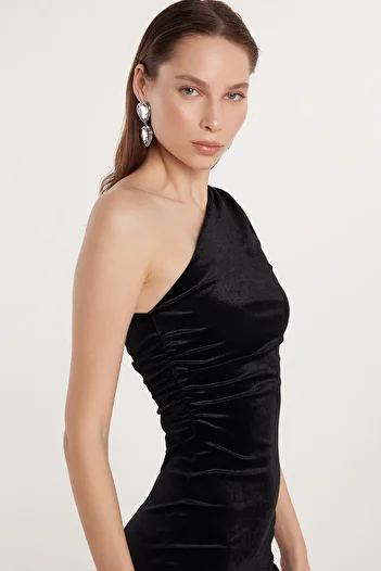 Tudors Rochie neagră de lungime midi, slim fit, cu un singur umăr