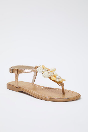 TRENDYOL SHOES Bronzová mořská mušle Pearl Detail Flip Flop Dámské stylové sandály TAKSS25SD00008