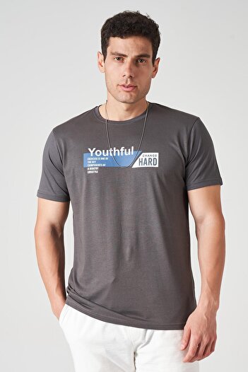 TENA Ανδρικό μπλουζάκι με στάμπα YOUTHFUL με καπνιστή λαιμόκοψη