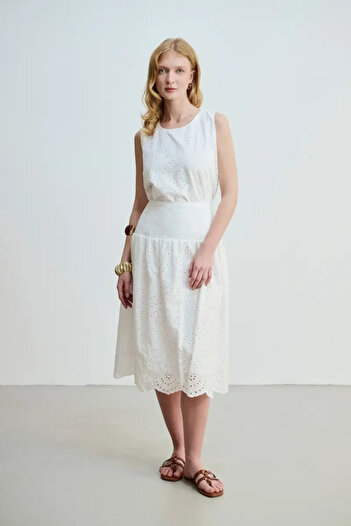 Gusto Embroidery Skirt - White