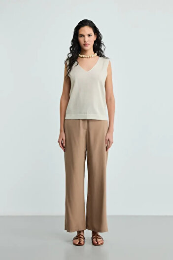 Gusto Glittery V-Neck Knitwear Undershirt - Gold