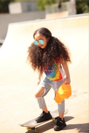 Hilal Akıncı Kids Bluză colorată pentru fete, blugi rupti, pălărie neon Capri, set de trei piese