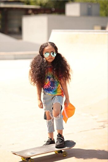 Hilal Akıncı Kids Bluză colorată pentru fete, blugi rupti, pălărie neon Capri, set de trei piese