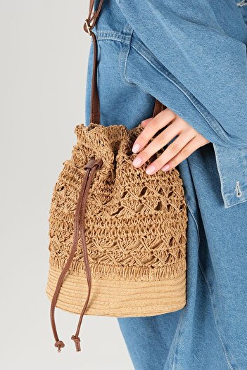 Mio Gusto Straw Weave Camel Color Women's Shoulder Bag