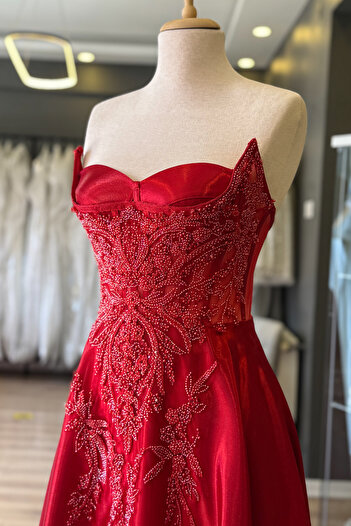 Lenta Moda Kırmızı Straplez Yaka Dantel Kaplama Maxi Boy Saten Abiye Ve Kına Elbisesi