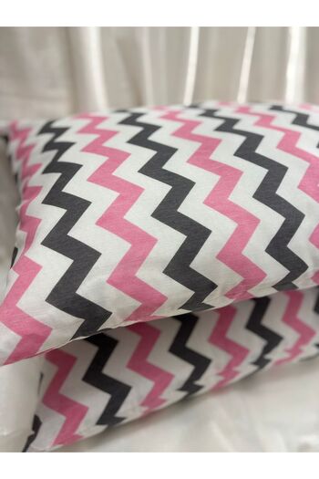 VODDİ Pink Zigzag Pattern |   2 Zippered Pillow Cases |   Overlock Sewing |   70% Cotton