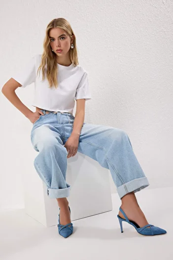 TRENDYOL SHOES Modrá džínovina Kontrastní prošívání Špičatá špička Dámské boty na tenkém podpatku TAKSS25TO00105