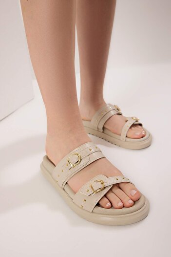 TRENDYOL SHOES Krémové dámske papuče Trok s vyšívanou prackou s dvojitým remienkom TAKSS25TE00037