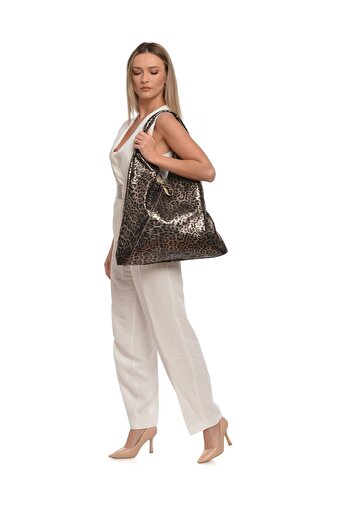Carla Ferreri Hobo kabelka
100% hovězí kůže
Zapínání na tkaničky
Rozměry: 35,5x44xcm
Délka ucha: 44 cm
