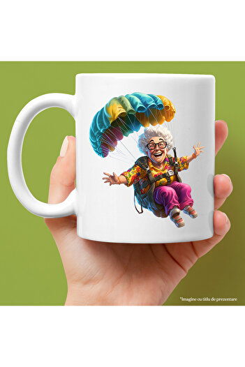 StoryGift Romania Cana cu o femeie in varsta care se da cu parasuta | ilustratie | senzatii tari |, Cu Maner Alb
