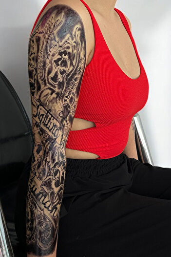 TAKIŞTIR Geçici Kuru Kafa Ve Çiçek Figürlü Tam Kol Dövmesi Tattoo