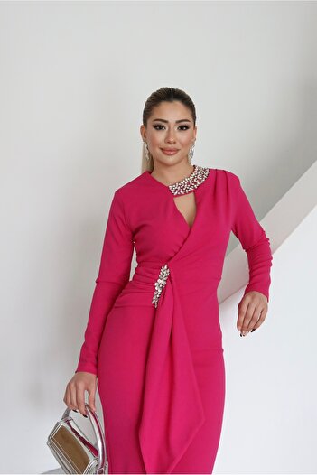 1Moda1Tarz Kadın İthal Kumaş Aksesuar Detaylı Yırtmaçlı Astarlı Özel Tasarım Elbise