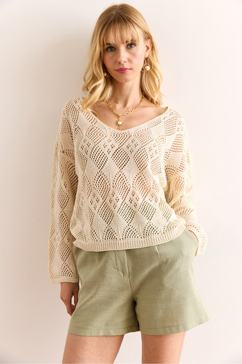 Olalook Women's Ecru V-Neck Argyle Patterned Seasonal Knitwear Blouse Blz-19002981