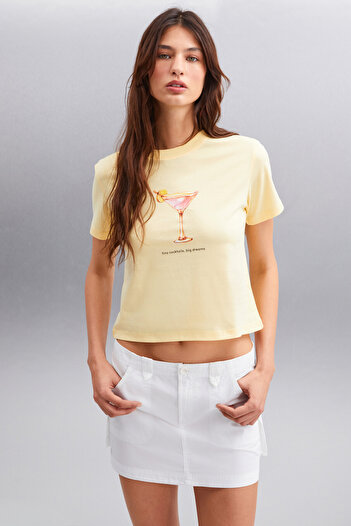 GRIMELANGE Ivonne Kadın Cocktail Baskı Desenli Kısa Kollu Organik Pamuklu Bisiklet Yaka Crop Sarı T-shirt