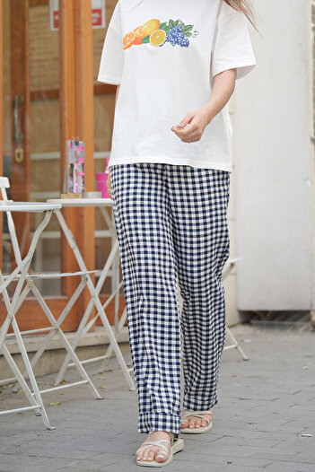 Molly Nelly Women's Petite Checkered Seersucker Slim Elastic Trousers