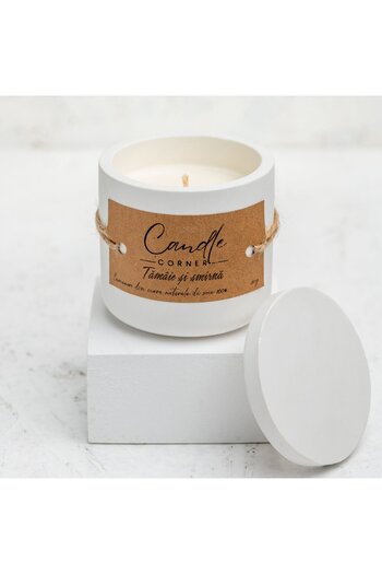 Candle Corner Lumânare parfumată lucrată manual din ceară de soia 100% naturală, tămâie și smirnă, recipient ceramic