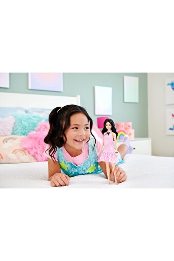 Barbie Bebek Pötikare pembe elbisesi ve aksesuarlarıyla siyah saçlı Barbie Fashionistas bebek HRH21