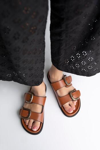 STRASWANS Sebonis Women's Buckle Detail Daily Comfort Leather Slippers Tan