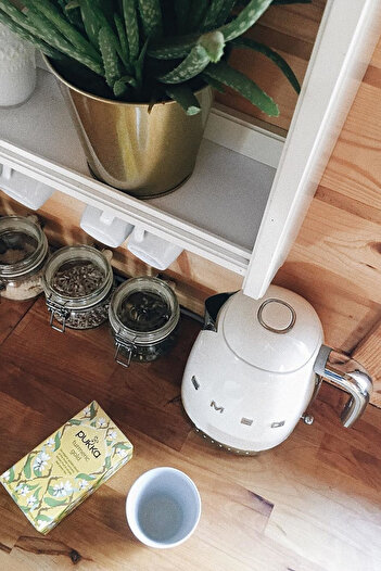 SMEG 50's Style Retro Kettle - Cream, Heat Adjustment, Clf04Creu