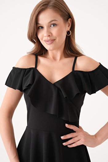 lovebox Rochie de seară neagră cu bretele subțiri din țesătură creponată flexibilă, cu decolteu în V, cu volan, detaliată Emr-077