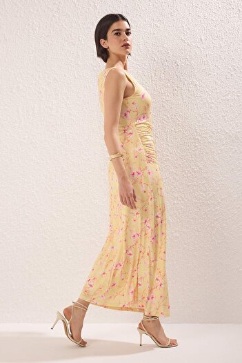Trendyol Collection Rochie creion tricotată elastică, cu suprafață strălucitoare, cu imprimeu floral portocaliu TWOSS24EL00528