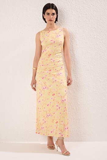 Trendyol Collection Rochie creion tricotată elastică, cu suprafață strălucitoare, cu imprimeu floral portocaliu TWOSS24EL00528