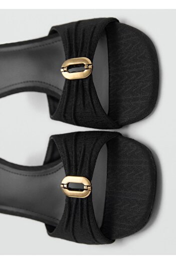 MANGO Woman Metalik detaylı topuklu sandalet