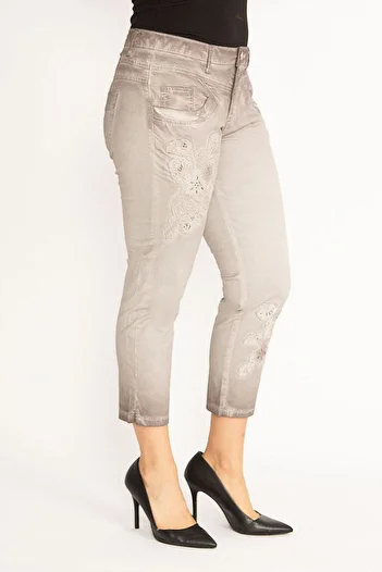 Şans Women's Large Size Stone Batik Wash Effect Applique Embroidered Ankle Length Trousers 65n29833