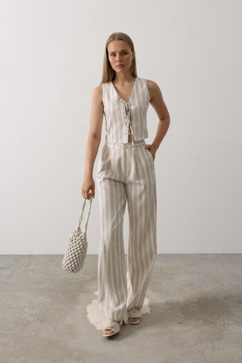 leyla sanat sanata yeni bir bakış açısı Leyla Sanat Sanata a New Perspective Striped Vest Suit - White-Stone