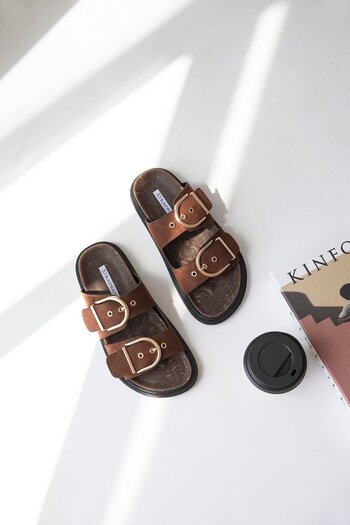 STRASWANS Zowie Γυναικεία λεπτομέρεια πόρπης Daily Comfort Suede Παντόφλες Καφέ