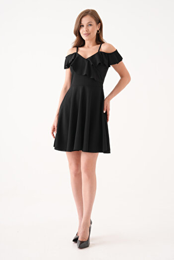 lovebox Rochie de seară neagră cu bretele subțiri din țesătură creponată flexibilă, cu decolteu în V, cu volan, detaliată Emr-077