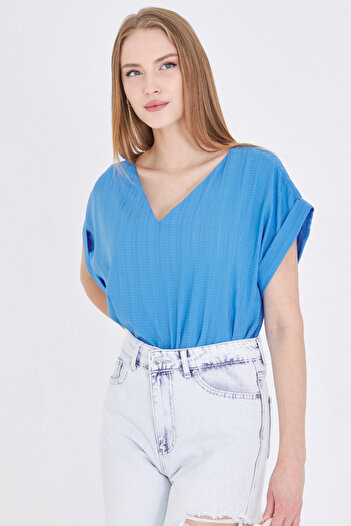 armonika Kadın Mavi V Yaka Yanları Yırtmaçlı Arkası Uzun Duble Kol Detaylı Oversize Bluz ARM-24Y001074