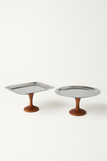 Mirilliahome Silver Presentation Set with Wooden Legs – Set of 2 Decorative Presentation Plates