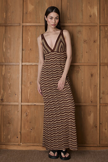 Laluvia Braunes Strandkleid mit Zickzackmuster – 7247