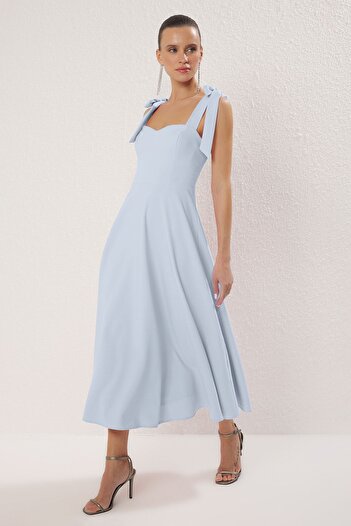 Trendyol Collection Hellblaues A-Linien-Träger-Bindungs-detailliertes gewebtes Midi-Chic-Abendkleid für die Nacht, Abschlusskleid TPRSS24EL00251