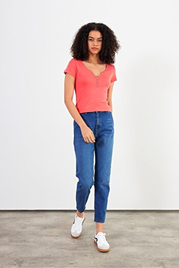 VENA Women's Matilda Red Button Detailed Body-Fitting T-Shirt